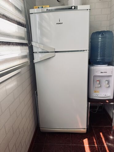 бытовая техника холодильник: Продаю холодильник Indesit. Высота 145см, ширина 60 см