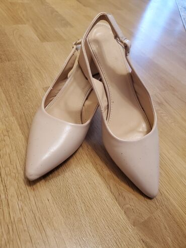 женские демисезонные туфли: Qadın ayaqqabısı – bej rəng, sivri burun, arxası açıq slingback model