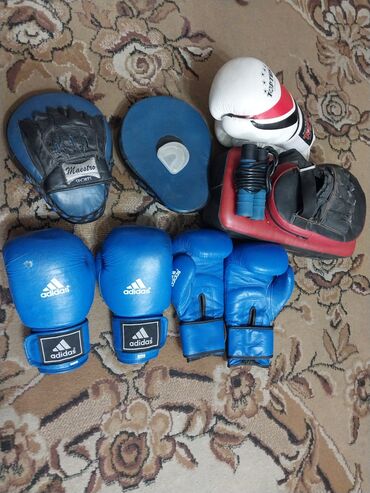 лапы боксерские: Продаю наборы для бокса 1 пара перчаток adidas - 600 2 пара перчаток