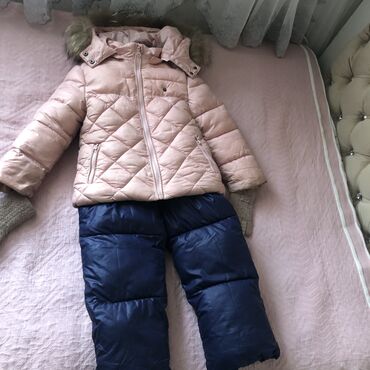 Верхняя одежда: Продаю детский комбинезон. На зиму чень теплый и удобный. Почти новый