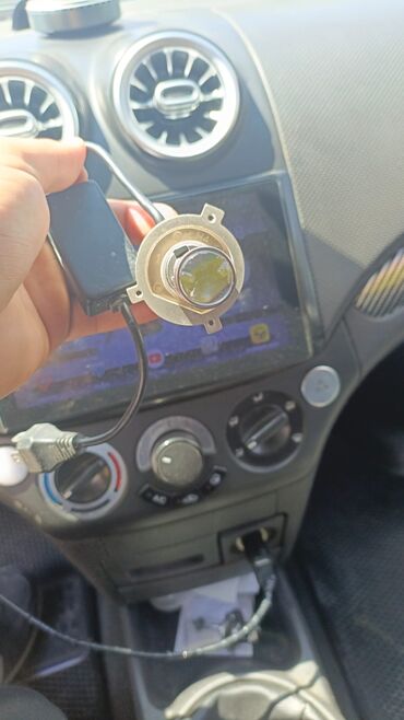 Radiatorlar: Avtomobilin fənərləri üçün nəzərdə tutulmuş H4 tipli LED lampa. Gümüşü