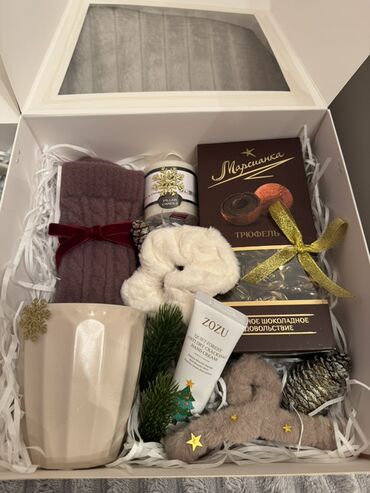 Hədiyyələr: Yeni il temalı hədiyyə qutuları - Qiymət: 30 AZN (şəkildə göstərilib) — 9