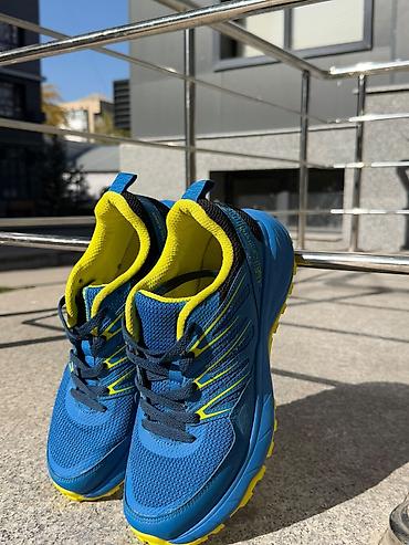 бу кроссовки: 👟 Кроссовки в продаже! 📏 Размер: 41 ✨ Надевали всего 3–4 раза. 💙 — 4