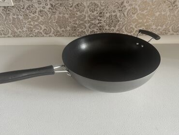 посуда сковородки: Продам профессиональную wok сковороду из алюминия с алмазным