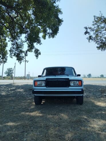 VAZ (LADA): VAZ 2107, ağ rəngdə sedan Xüsusiyyətlər: - Kuzov: 4 qapılı sedan, ağ — 2