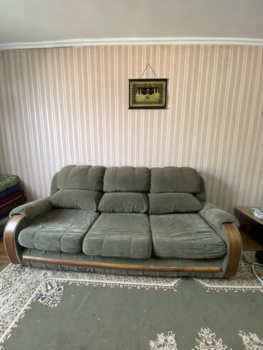 диван с креслом: Прямой диван, цвет - Зеленый, Б/у