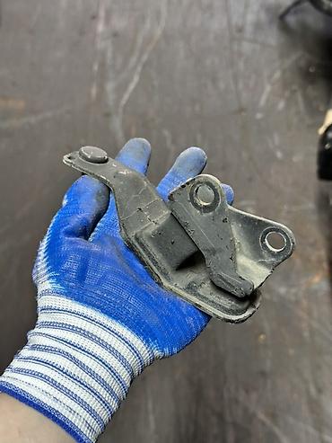 Кронштейн/петля капота (узел крепления) для автомобиля. - Материал