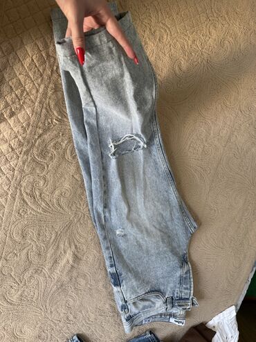 Рубашки: Boz-açıq yuyulmuş (acid wash) effektli cins şalvar. - Model
