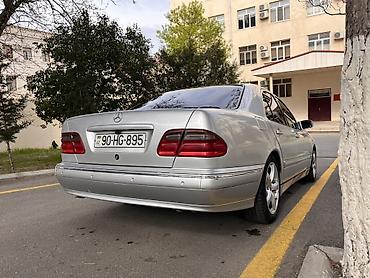 kuzu: Mercedes-Benz E-Class (W210) sedan, gümüşü rəng. - Kuzov: 4 qapılı — 3