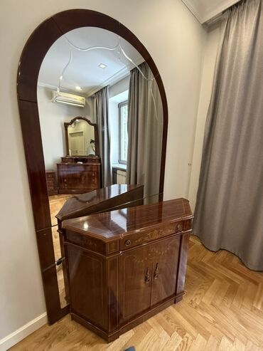 винтажное зеркало: Элегантное напольное зеркало в аркообразной раме из полированного