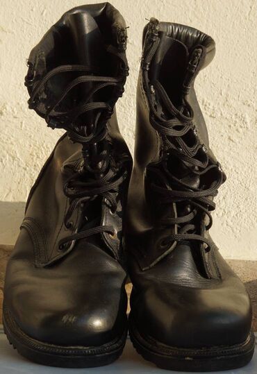 Botinkalar: Hərbi zabit çəkməsi Az işlənmiş hərbi zabit çəkməsi satılır. Ölçüsü — 2