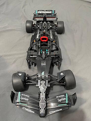 Конструктор-реплика болида Формулы‑1 Mercedes-AMG Petronas в стиле