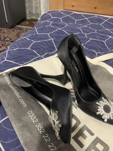 женские золотистые туфли: Туфли 38, цвет - Черный
