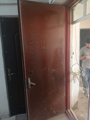 Furnitura və aksessuarlar: Metall giriş qapısı və qutu - Material: polad/metall - Rəng: qırmızı