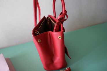 Классические сумки: Новая красная сумочка Размеры: ширина 27 см, высота 24см (с ручками — 8
