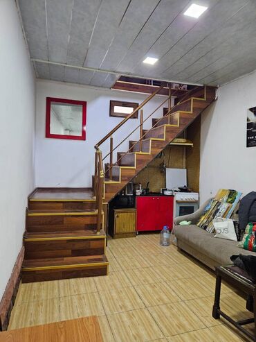 Qarajlar: Ataturk prospektinde binalarin ici yola yaxin ofis icareye