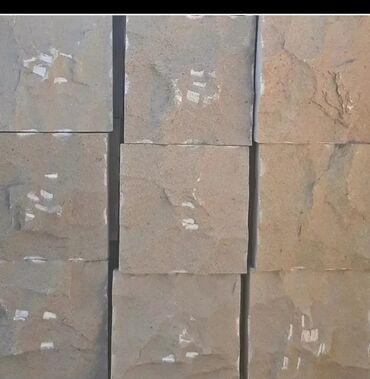 Kafel və metlax: Bej rəngli, düzbucaqlı formalı, təbii daş plitələr. İstənilən interyer — 25