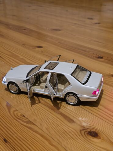 Avtomobil modelləri: Kolleksiya üçün detalı maket avtomobil - Miqyas: təxmini 1:18 - — 4
