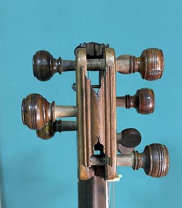 tar ucun mikrafon: 1960 ci ilin Tarı təcili satılır.
Elaqe ucun: 077 300 58 30 — 7