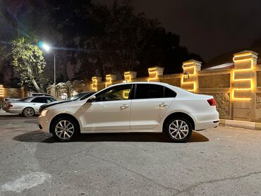 Volkswagen: Volkswagen Jetta: 0.2 l | 2012 il Sedan — 17