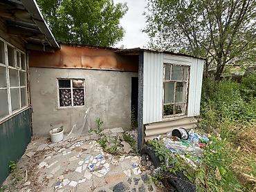 меняю доплатой мне: Срочно Продаю дом в Бишкеке. Ранее был швейным цехом. Просторные — 7