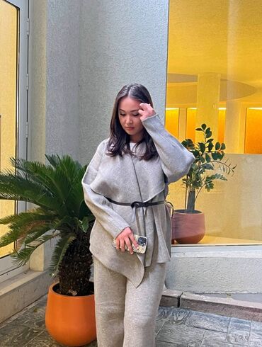 день и ночь корейский бад: Женский костюм из мягкого трикотажа в спокойном серо-бежевом оттенке