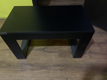 Ofis masaları: Tumba terzinde ofis mebeli satilir. Üzerine eşya qoymaq üçündür. Yeni