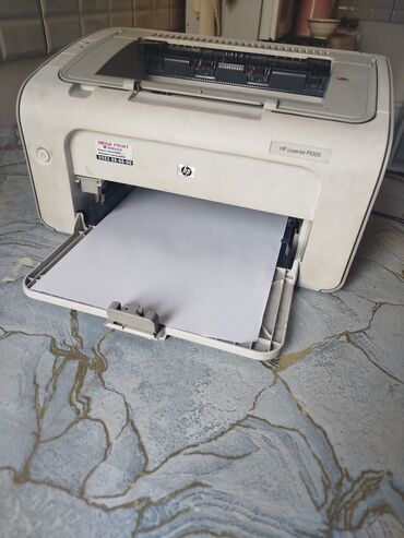 треноги для лазерных уровней: Лазерный принтер HP LaserJet P1005 в белом корпусе. Эта компактная