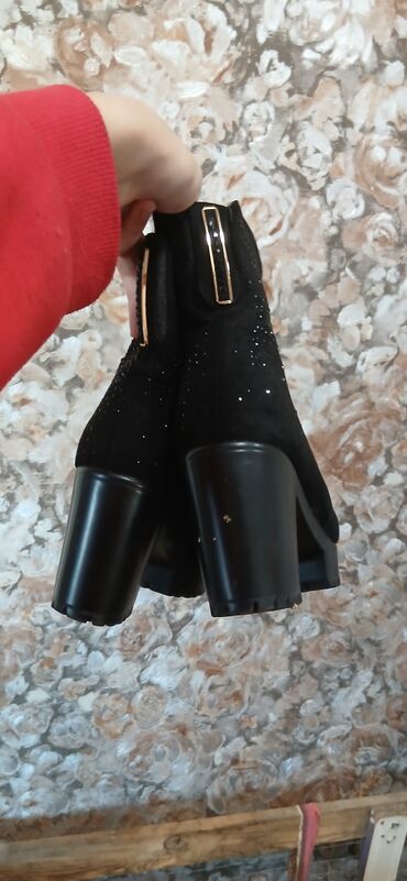 Botinka və botilyonlar: Qadın qışlıq bot – qara, qalın dabanlı Baha almışdıq,hansi magazanidi — 1