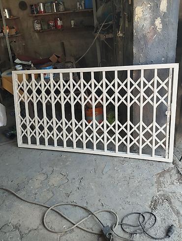 cam balkon perdeleri: Sürgülü qarmoşka barmaqlıq balkon pəncərə qapı önü üçün çox — 1
