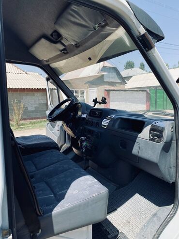 срочно продам авто в связи с переездом: Фургон Mercedes-Benz Sprinter, выпущенный в 2005 году, предназначен