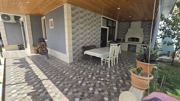 Uzunmüddətli kirayə mənzillər: Mebel və tam təchizatlı mənzil interyeri - Geniş yataq otağı: iki — 17