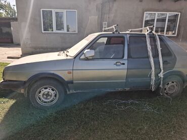 продаю авто с последующим выкупом: Автомобиль Volkswagen Jetta в кузове седан, оснащенный багажником на