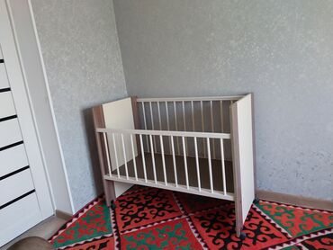 спальные кравать: Детская кроватка из дерева и ДСП, выполненная в бежевых и коричневых