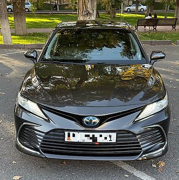 целика: Toyota Camry: 2021 г., 2.5 л, Автомат, Гибрид, Седан — 1