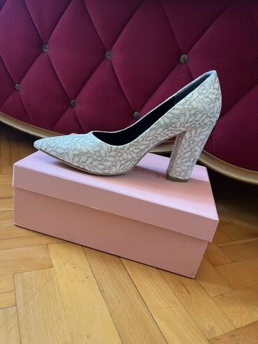 купить кепку в баку: Gəlin ayaqqabısıdır 1 defe toyda geyinilib 65 azn almışam. Tezedir