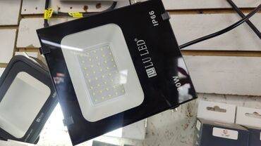 Дрели: Светодиодный прожектор LU LED мощностью 30 Вт. Корпус черного цвета с
