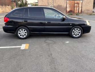 Kia: Kia Rio RS, qara rəng, hetçbek gövdə. Əsas xüsusiyyətlər: - 5 qapılı — 10