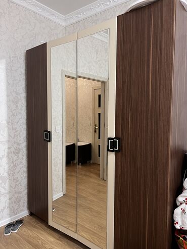 işkaflar: İşlənmiş, 4 qapılı Düz dolab, Qarderob, paltar dolabı