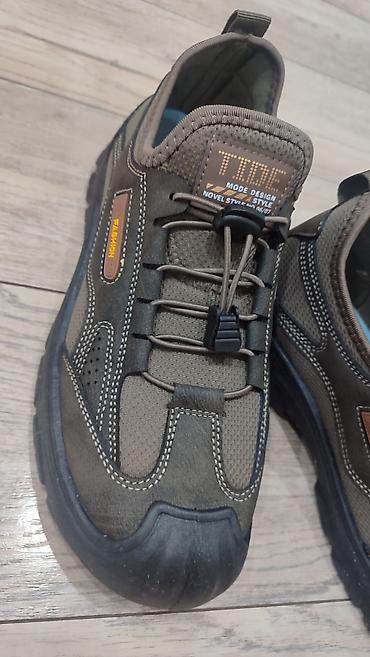 Кроссовки и спортивная обувь: Мужские повседневные кроссовки . Остался только один размер. 41 — 6