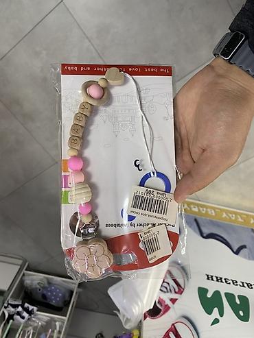 Держатель для пустышки/игрушки из деревянных и силиконовых бусин. -