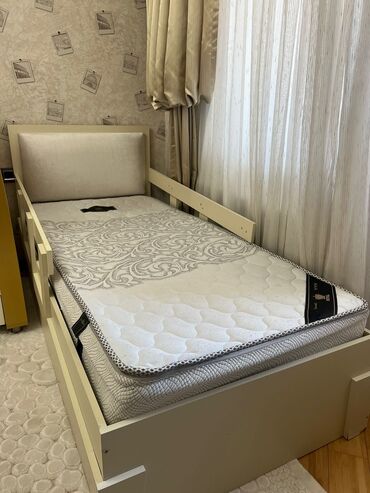 Nənnilər: Vesile Carpayi 170m satilir. Uzunlugu 220 sm Eni 100 sm Matras