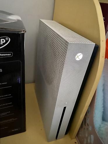 Xbox One: Игровая консоль Xbox One S (белая) Комплектация: - Консоль Xbox One S — 1