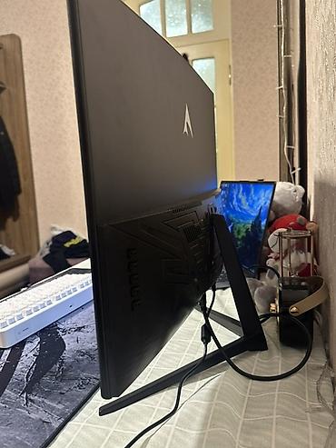komputer setup: Gaming monitor - Ekran ölçüsü: təxminən 27 düym, nazik çərçivəli — 3