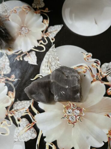 Dekorativ daşlar: Təbii obsidian daş parçaları Məhsulun təsviri: - Vulkanik mənşəli — 7