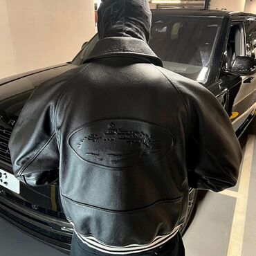 Kurtkalar: Qara rəngdə dəri bomber gödəkcə. Arxa tərəfində relyefli dizaynı var lalafo.az -da Kurtkalar: Qara rəngdə dəri bomber gödəkcə. Arxa tərəfində relyefli dizaynı var