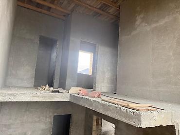1 sot torpaq satilir: Satılır: həyət evi və əlavə tikili kompleksi - Ümumi sahə: hasarlı — 6