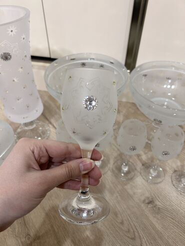 Digər içki üçün qablar: Bokal dəsti. Yenidir. 6 bokal, 1 vaza, 2 mürəbbə qabı, 1 grafin, 2 — 7