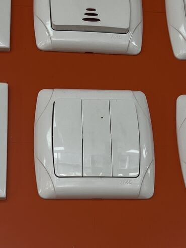 меняю на 07: Трёхклавишный настенный выключатель Viko. - Тип: механический