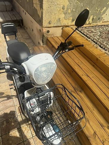 Электровелосипеды: Электрический скутер (городской e-bike) с двумя сиденьями и корзиной — 4